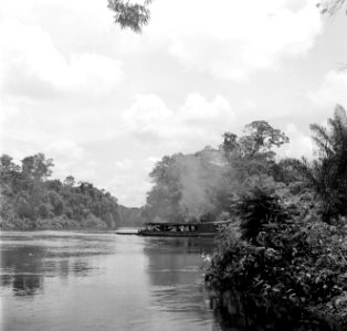 De korjaal 'Copename' op de Coppename-rivier in Suriname, Bestanddeelnr 252-5653