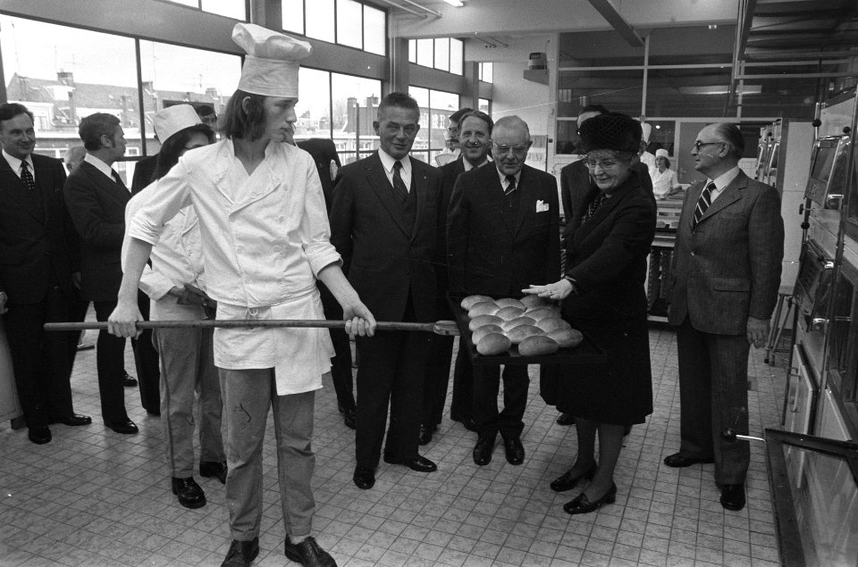 De koningin voelt de warmte van broodjes uit de oven in de Vatelschool, Bestanddeelnr 926-8214