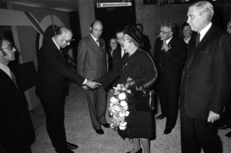De koningin wordt bij aankomst begroet, Bestanddeelnr 926-8120