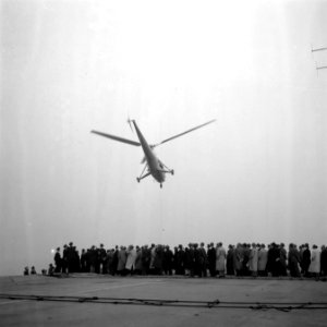 De helicoptere boven de hoofden der bezoekers, Bestanddeelnr 902-4026