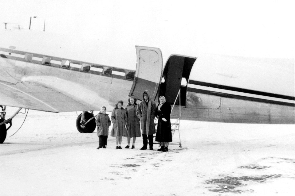 De koninlijke familie bij een vliegtuig waarmee zij een rondvlucht boven het geb, Bestanddeelnr 255-7348