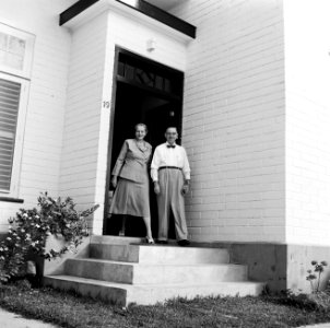 De heer en mevrouw De Greve voor hun huis in Paramaribo, Bestanddeelnr 252-5252