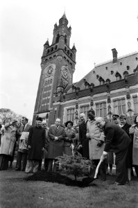 De Libanese ambassadeur in ons land dr. Salah Stetie heeft in tuin van Vredespal, Bestanddeelnr 933-1580