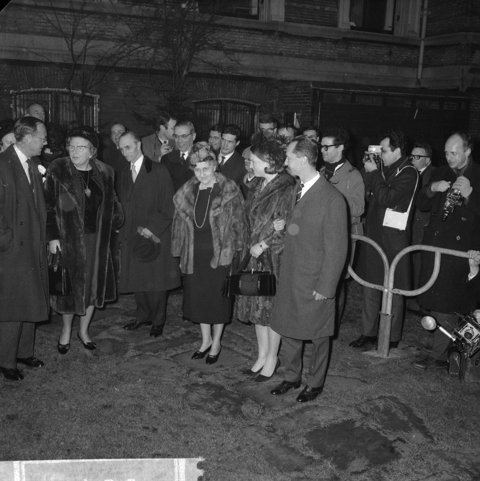De koninklijke families staan bij het Amstelhotel om een tocht met een rondvaart, Bestanddeelnr 916-0400