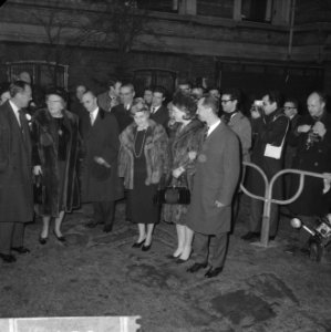 De koninklijke families staan bij het Amstelhotel om een tocht met een rondvaart, Bestanddeelnr 916-0400