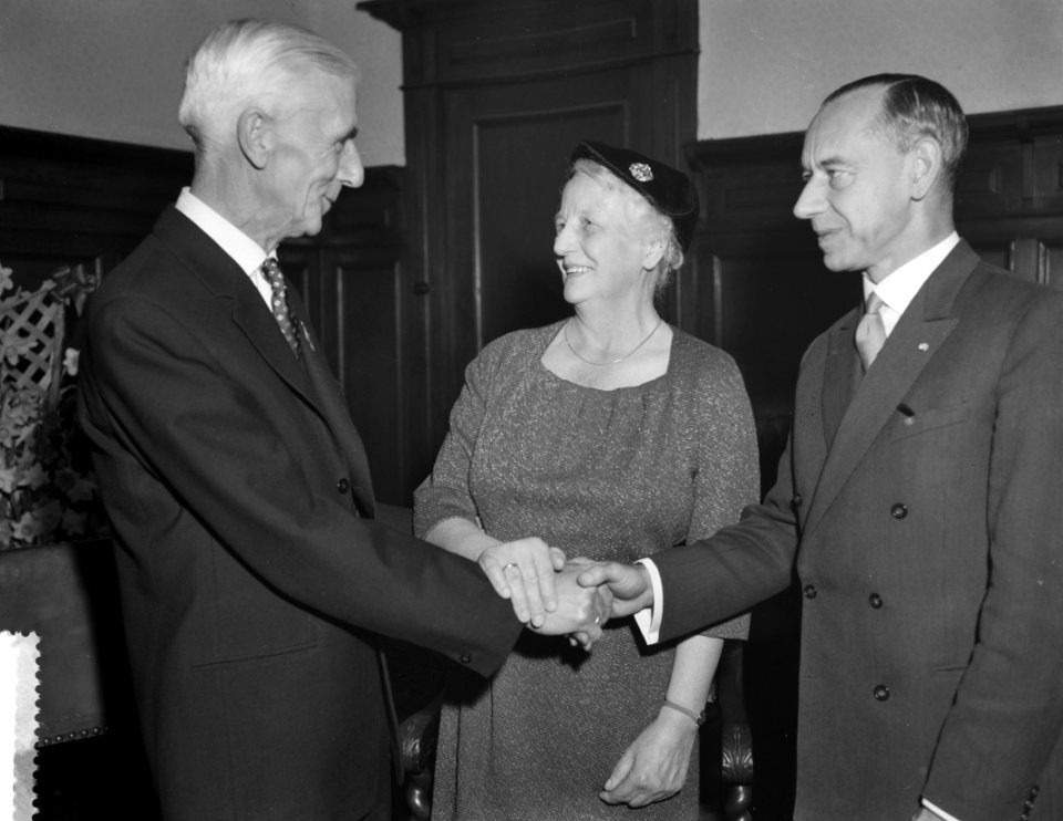 De heer H J Voors , secretaris van de Koninklijke Algemene Vereniging van Bloe, Bestanddeelnr 910-8786