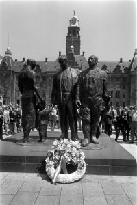 De krans voor het monument Herrijzend Rotterdam, Bestanddeelnr 922-5989