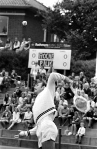 De Kroaat Nikola Niki Pilić in aktie tegen de Fransman Roche, Bestanddeelnr 923-6458