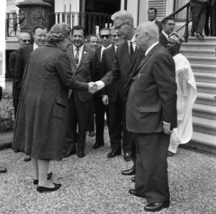 De heer Roemers, voorzitter van het NVV, wordt aan de koningin voorgesteld, Bestanddeelnr 917-9595