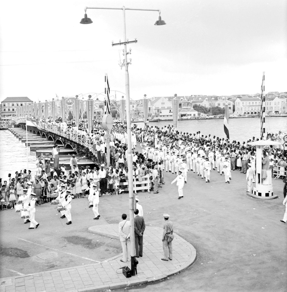 De koninklijke stoet op de Emmabrug in Willemstad, Bestanddeelnr 252-3604