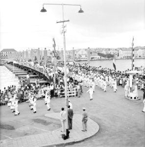De koninklijke stoet op de Emmabrug in Willemstad, Bestanddeelnr 252-3604