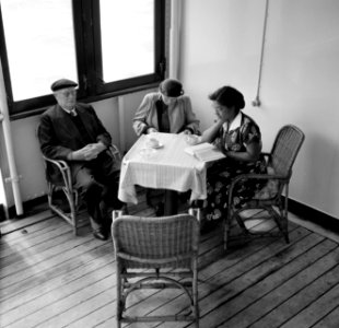 De heer Van Dijk met twee vrouwen aan boord van het schip op weg naar Suriname. , Bestanddeelnr 252-2100