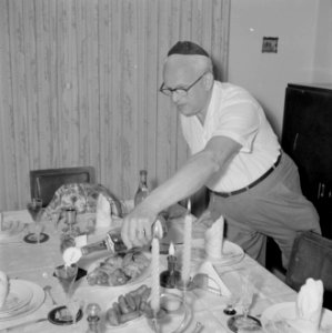 De heer des huizes schenkt wijn in glazen voor de sabbatsmaaltijd, Bestanddeelnr 255-4713