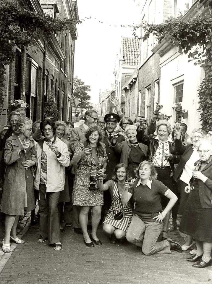 De Korte Annastraat ziende naar het noorden. NB. De bewoners vormen één grote familie. Aangekocht in 1974 van fotograaf C. de Boer, NL-HlmNHA 54003558