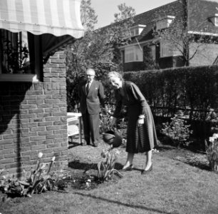 De heer en mevrouw Dellaert in de tuin voor hun huis, Bestanddeelnr 254-2455