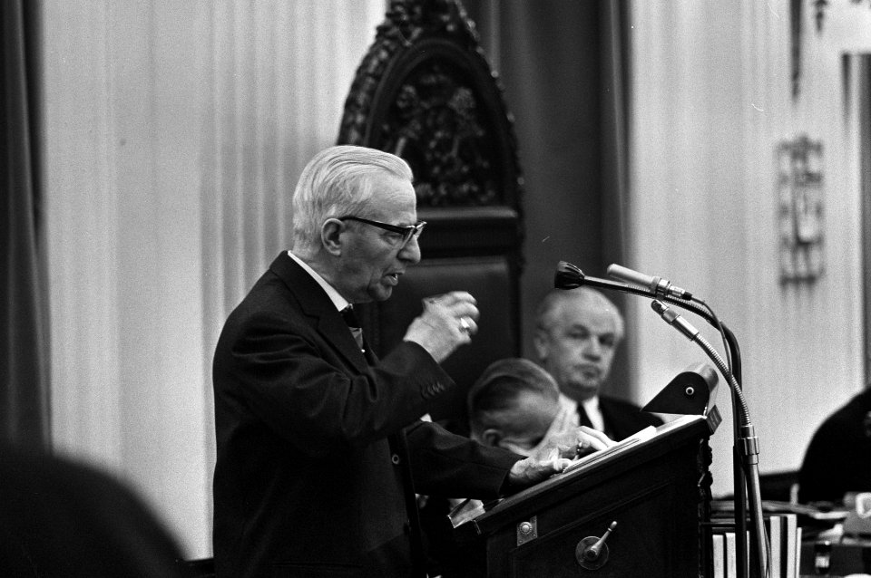 De heer Lucas (KVP) bij een redevoering, Bestanddeelnr 918-4867