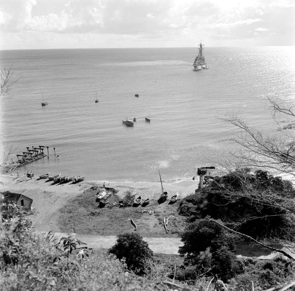 De kust van Sint Eustatius. In de verte H.M. kruiser De Ruyter, Bestanddeelnr 252-4051