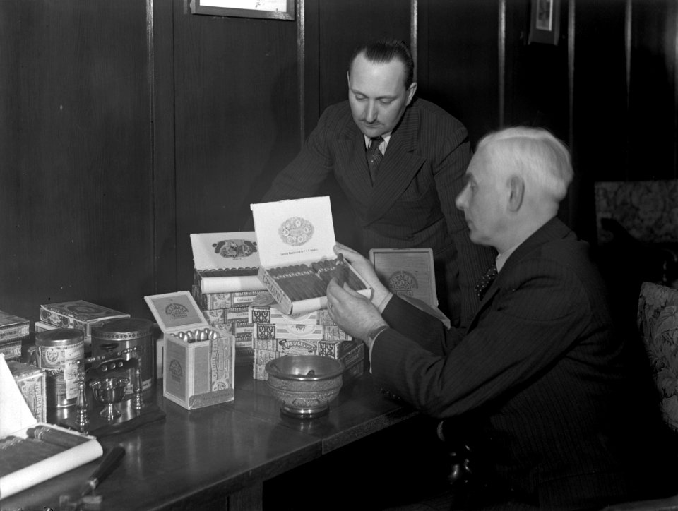 De heer Nijman wordt geadviseerd in de winkel van Hajenius, Bestanddeelnr 190-0684