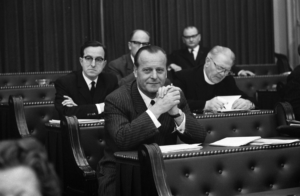 De KVP-fractie op de voorgrond mr. Blaisse, op de achtergrond v.l.n.r. drs. Van, Bestanddeelnr 914-9501