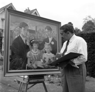 De kunstenaar Eppo Doeve met het portret van de kinderen van de familie Martinea, Bestanddeelnr 254-2901
