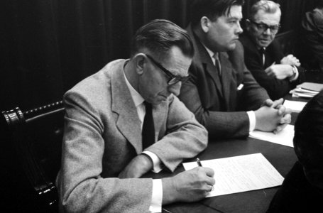De heer Hendrik Koekoek (BP) maakt aantekeningen, Bestanddeelnr 919-6689
