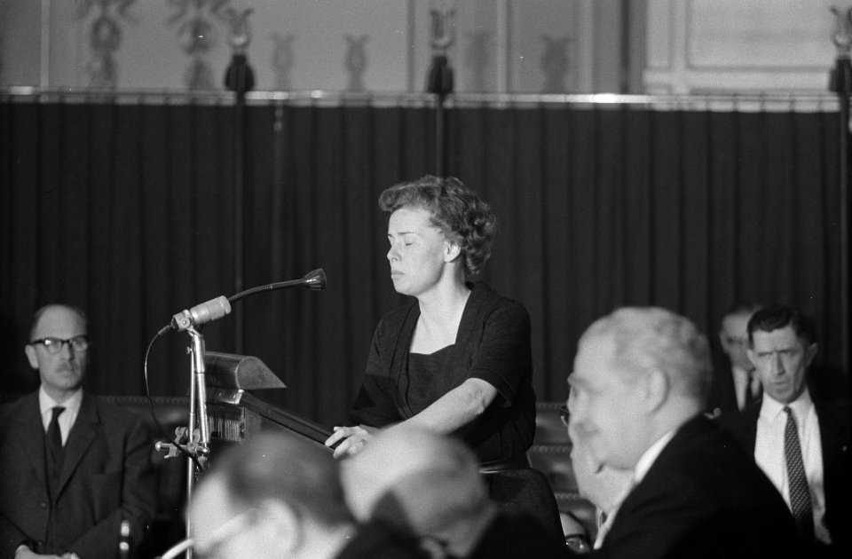 De kwestie Bidault in Tweede Kamer . Mevrouw G. van Someren-Downer (VVD) als twe, Bestanddeelnr 914-9201