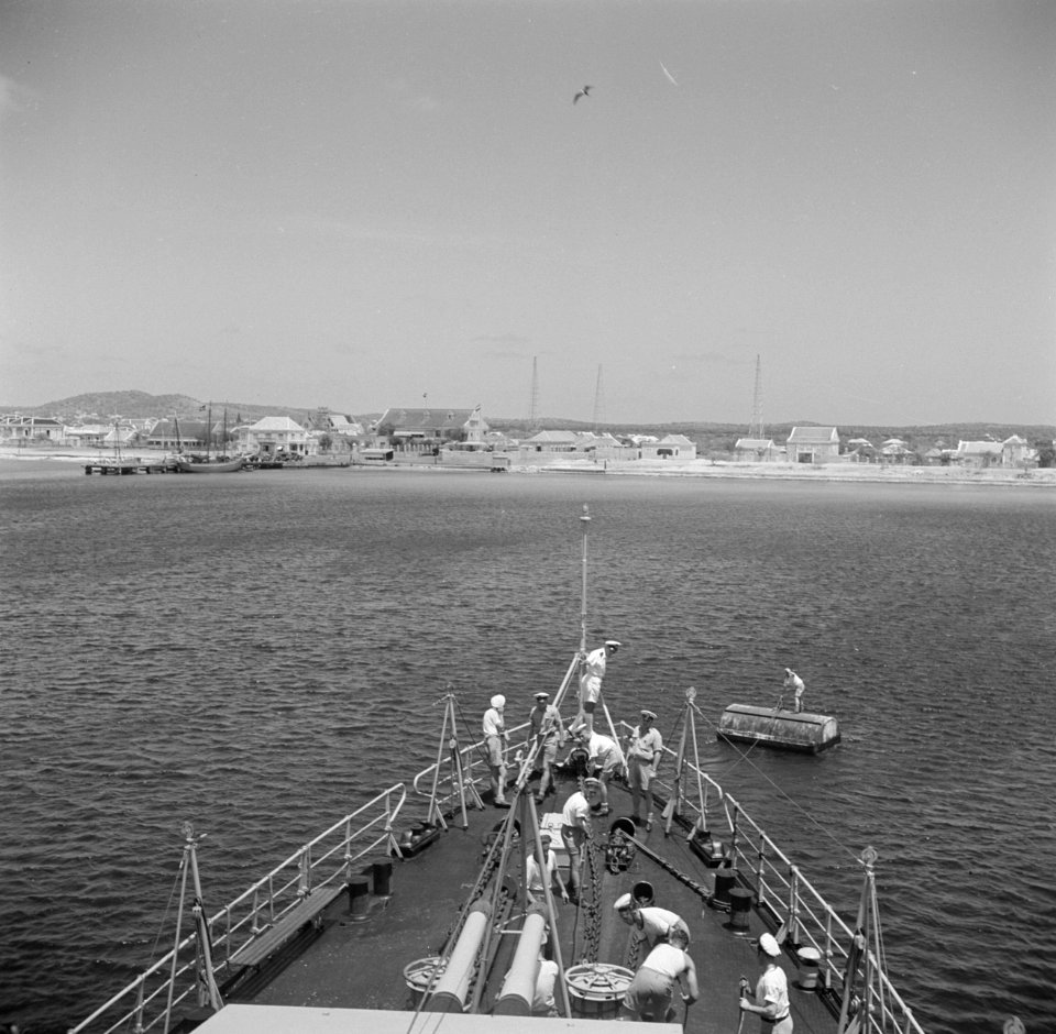 De kust van Bonaire met de hoofdstad Kralendijk gezien vanaf Hr Ms Van Speijk, Bestanddeelnr 252-8540
