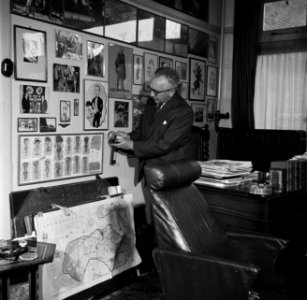 De heer Dellaert bij zijn bureau thuis., Bestanddeelnr 254-2444