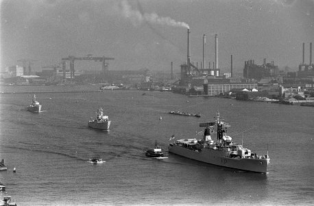 De kustmijnenvegers varen in het IJ, Bestanddeelnr 921-6707