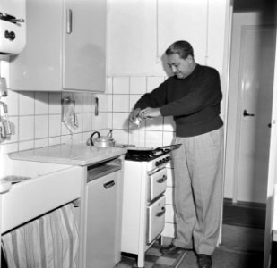 De kunstenaar Eppo Doeve bakt een ei in zijn keuken, Bestanddeelnr 254-2929