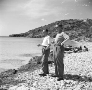 De heren Frielink en Kamsteeg aan het strand Curaçao, Bestanddeelnr 252-7609