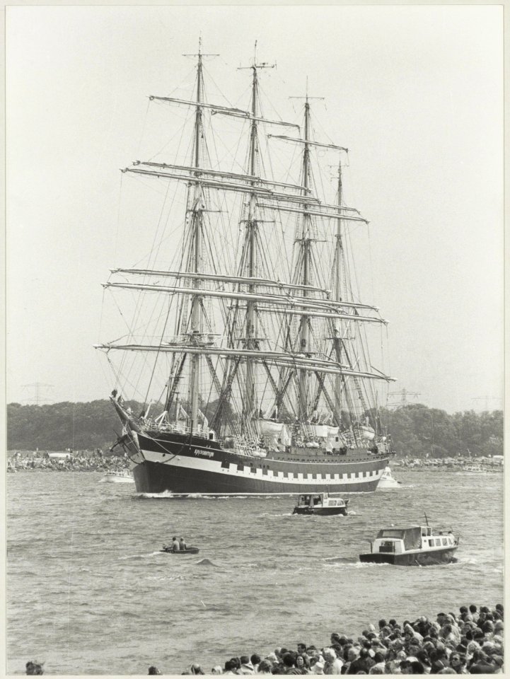 De Kruzenstern uit Rusland, het grootste zeilschip ter wereld in het Noordzeekanaal richting sluis van IJmuiden tijdens Sail Amsterdam 1980. NL-HlmNHA 54011386