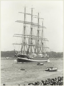 De Kruzenstern uit Rusland, het grootste zeilschip ter wereld in het Noordzeekanaal richting sluis van IJmuiden tijdens Sail Amsterdam 1980. NL-HlmNHA 54011386