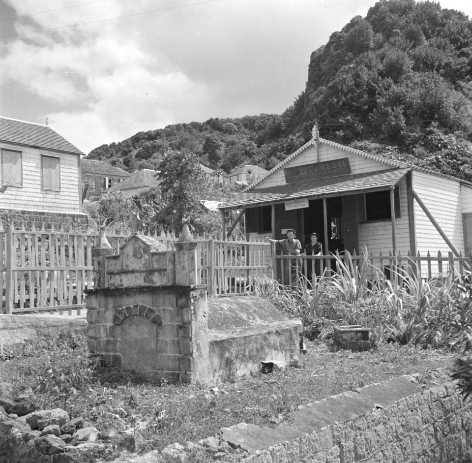 De kruidenierswinkel van Bloomfield Hassel in het dorp Windwardside op Saba, Bestanddeelnr 252-8258