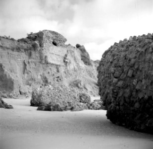 De kuststrook bij Askalon met archeologische muurresten aan het strand, Bestanddeelnr 255-1471