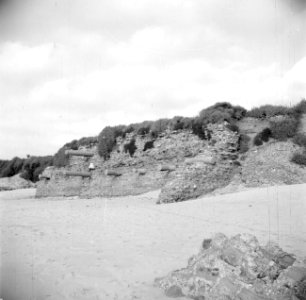 De kuststrook bij Askalon met archeologische muurresten en zuilen aan het strand, Bestanddeelnr 255-1469