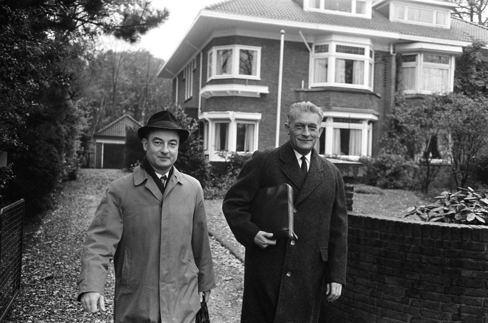De heren drs. W.K.N. (Norbert) Schmelzer (KVP) (links) en dhr. B. (Bauke) Roolvi, Bestanddeelnr 919-7911