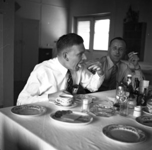 De heren Frielink en Kamsteeg aan de maaltijd in de Pasanggrahan, het logeergebo, Bestanddeelnr 252-7607