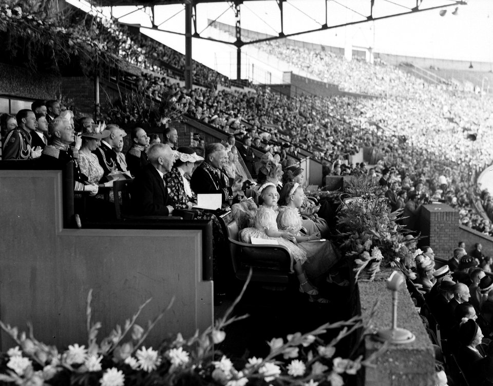 De koninklijke familie op de ere-tribune in het Olympisch Stadion in Amsterdam, , Bestanddeelnr 900-0042