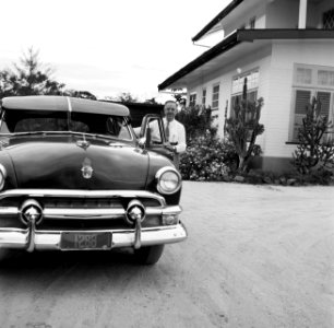 De heer De Greve bij zijn auto voor zijn huis in Paramaribo, Bestanddeelnr 252-5259