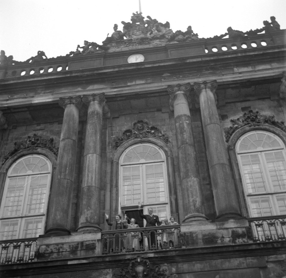 De koninklijke familie op het balkon van paleis Brockdorff ter ere van de verjaa, Bestanddeelnr 252-8663