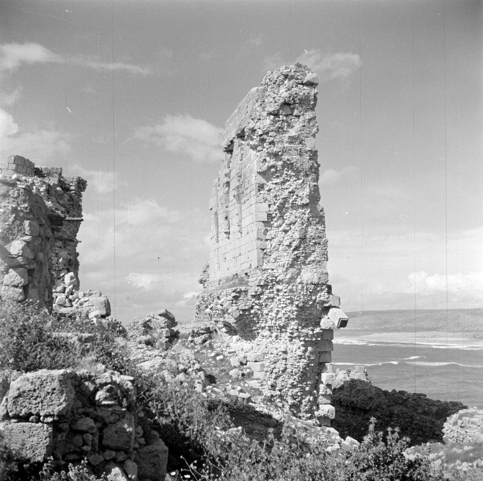De kuststrook bij Atlit in de buurt van Haifa met de ruine van een kasteel uit d, Bestanddeelnr 255-1481