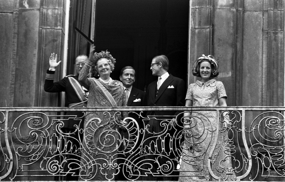De koninklijke familie op het balkon van het Paleis Lange Voorhout prins Bernha, Bestanddeelnr 922-7993