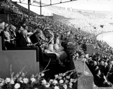 De koninklijke familie op de ere-tribune in het Olympisch Stadion in Amsterdam, , Bestanddeelnr 900-0043