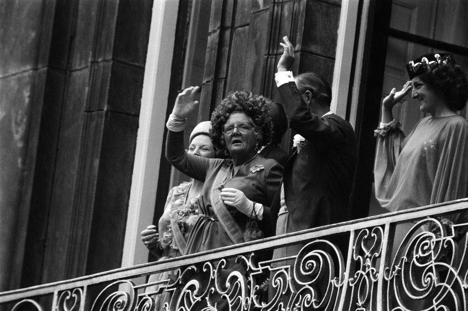 De koninklijke familie op het balkon van Paleis Lange Voorhout, Bestanddeelnr 930-4477