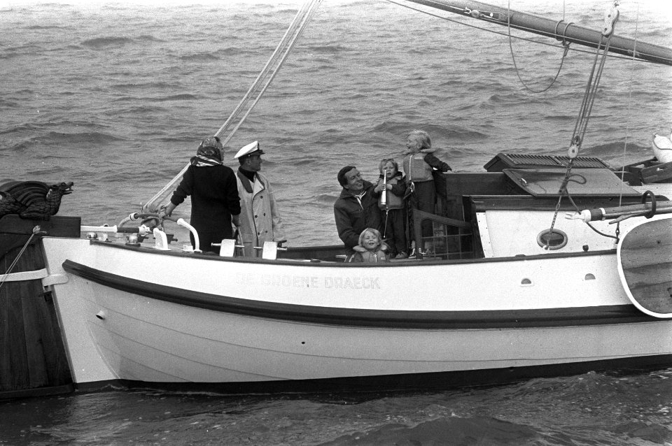 De koninklijke familie aan boord van van het koninklijke privé-jacht de Groene D, Bestanddeelnr 925-6441