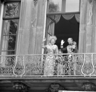De Koninklijke familie op balkon, de Koningin en prins Bernhard, Bestanddeelnr 914-3233