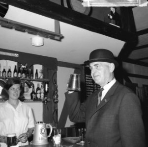 De heer Da Costa op Museumplein in de pub, Bestanddeelnr 917-7907