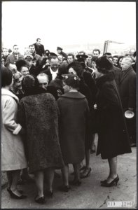 De koninklijke familie verwelkomt de familie van prins Reeks 019-1200, 019-1201., Bestanddeelnr 019-1200