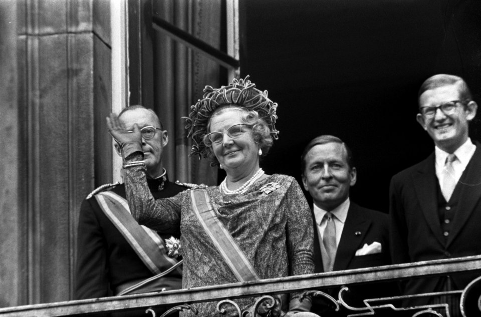 De koninklijke familie op het balkon van het Paleis Lange Voorhout v.l.n.r. prin, Bestanddeelnr 922-7962